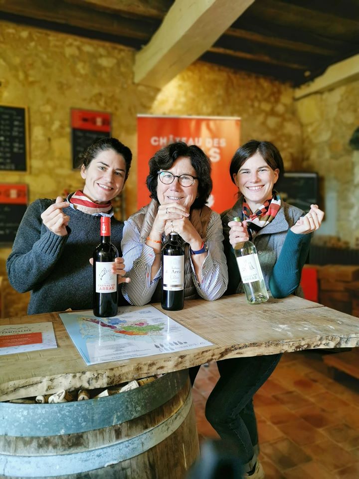 Marie-Caroline, Claudine et Anne-Cécile La maman entourée de ses deux filles